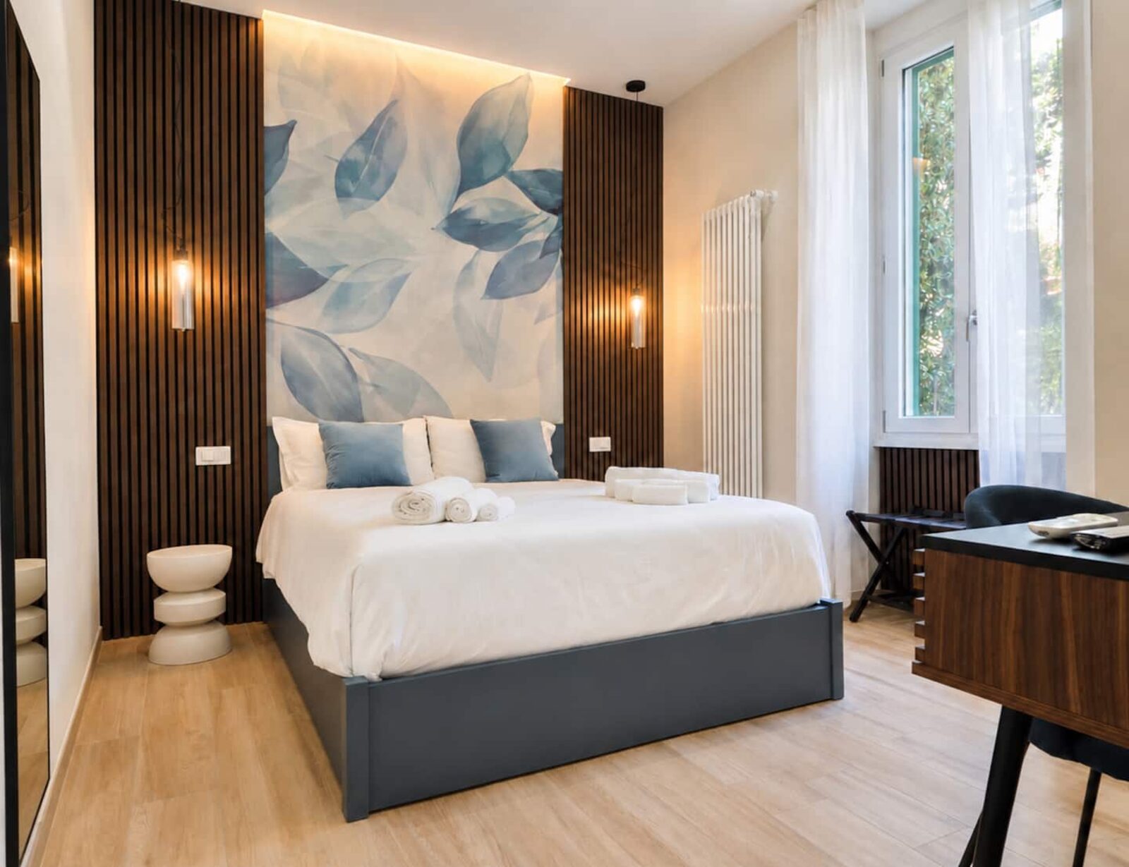 Camera da letto dell'appartamento Cobalto con dettagli blu